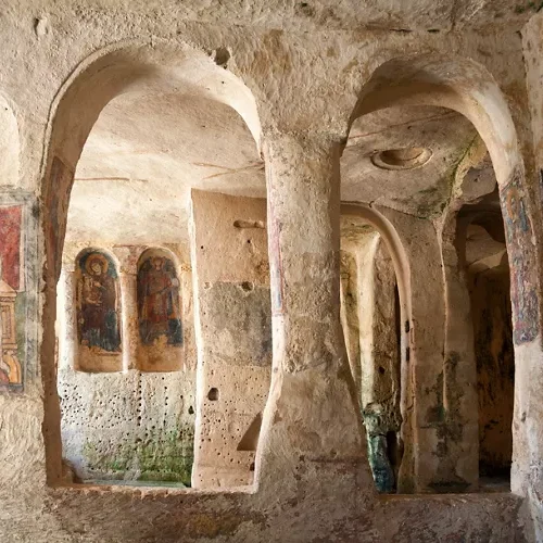 20210310093147-affreschi-chiese-rupestri-matera-basilicata-gettyimages-531503901-1