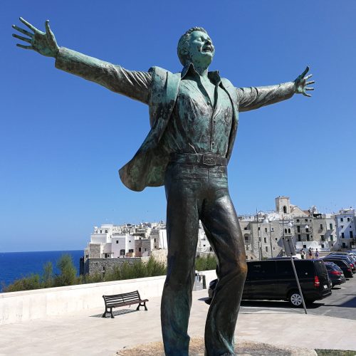 Polignano a Mare - Statua di Domenico Modugno